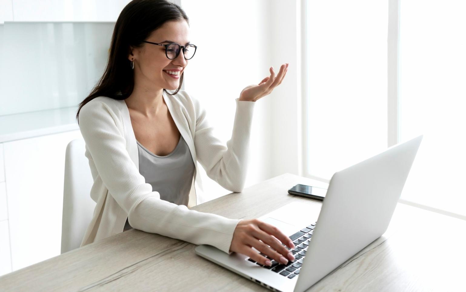 Professionelle Finanzanalyse im modernen Büroumfeld